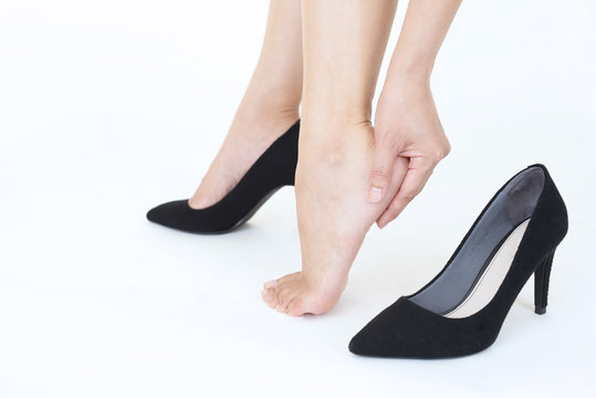 足の痛みを訴える女性