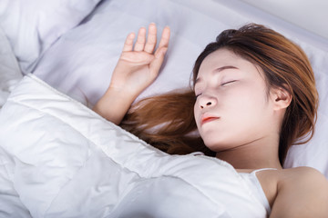 Obraz na płótnie Canvas Woman sleeping on bed in bedroom