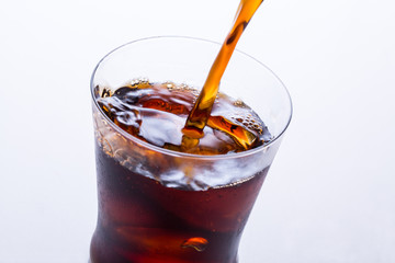 アイスコーヒーを注ぐ