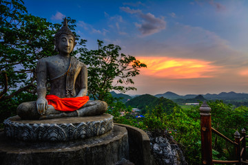 Obraz premium The beauty of Asian culture. Mountaintop Buddha statues.