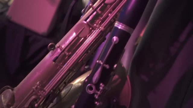 tilt up over a saxophone and a clarinette,
slow motion
pink ambient