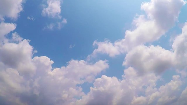 Time lapse sky with white clouds and the wind in the daytime.