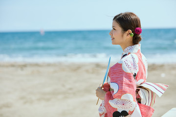 海の浴衣女性