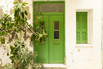 Fototapeta na wymiar Grüne Eingangstür auf Kreta