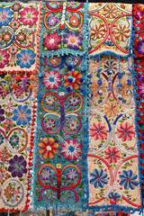 Tissus colorés brodés de fleurs au marché indien de Pisac au Pérou
