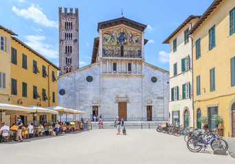 Facade of Basilica San Frediano in Lucca, Tuscany, decorated with golden 13th century mosaic representing Ascension of Christ with apostles below, in a Byzantine style by Berlinghiero Berlinghieri  - obrazy, fototapety, plakaty