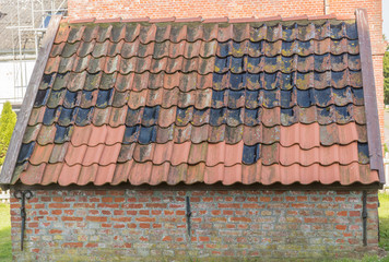 Altes Dach eines kleinen Hauses