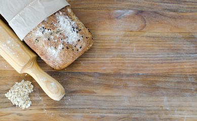 Pan sobre fondo de madera con rodillo de amasar