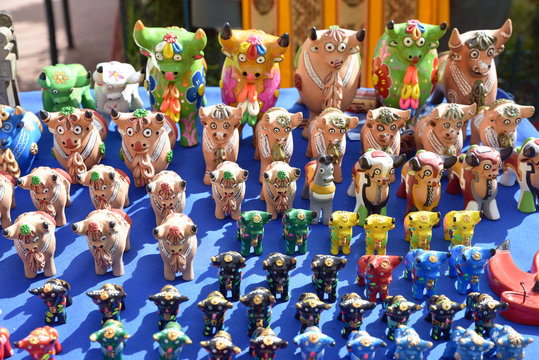 Statuettes de vaches au marché indien de Pisac au Pérou