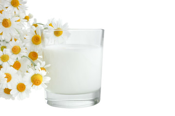 Obraz na płótnie Canvas Glass of milk and daisies
