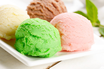Three ice cream scoop
