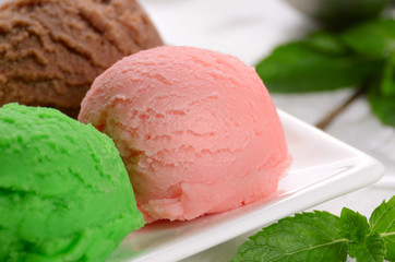 Three ice cream scoop
