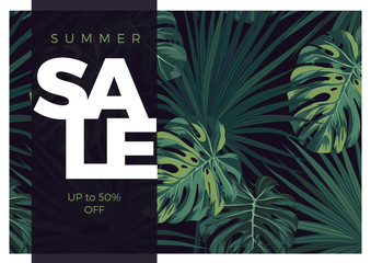 Fototapeta premium Ciemny wektor tropikalny typografia sprzedaż projekt z zielonymi liśćmi palmowymi dżungli.
