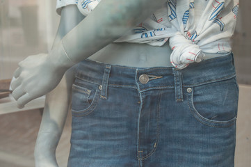 détail mannequin de vitrine avec pantalon en jean