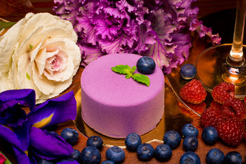 Obraz na płótnie Canvas Round cake with fresh berries