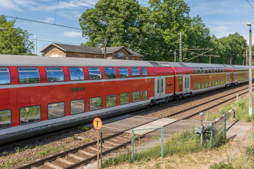 Regionalzug am Bahnübergang