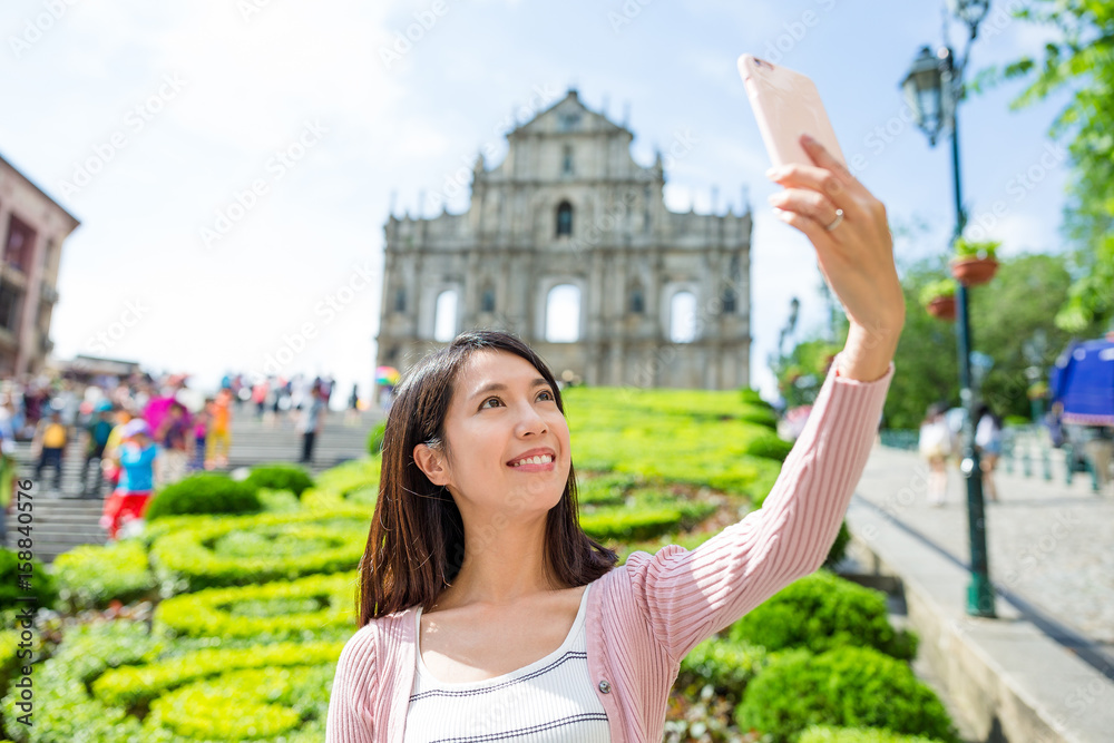 Wall mural Woman taking selfie in St. Paul's Church