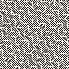 Fototapeta premium Wektorowa bezszwowa ręka rysujący wzór. Zygzakowate i paski szorstkie linie. Tribal wzór tła. Etniczna doodle tekstura.