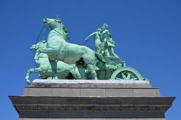 Obraz premium Quadrige Le Brabant élevant le drapeau national - Parc du Cinquantenaire - Bruxelles