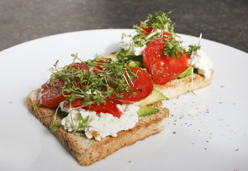 Gesundes Vollkorntoast mit Avocado, Tomate und Kresse