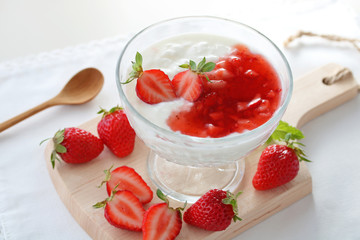 いちごヨーグルトHealthy yogurt with fresh strawberries and strawberry sauce　