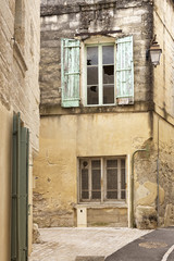 Heruntergekommene Fassade in der Kleinstadt Uzes, Südfrankreich