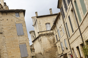 Fototapeta na wymiar Historische Fassade in der Kleinstadt Uzes, Südfrankreich