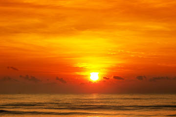 Fototapeta premium Beautiful sunset above the sea