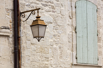 Hausfassade mit Laterne in der Kleinstadt Uzes, Südfrankreich