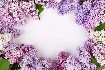 Foto op Plexiglas Sering Lente witte en violet lila bloemen op witte houten achtergrond. Bos lila gerangschikt als frame met copyspace. Bovenaanzicht, plat gelegd.