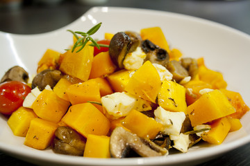 Kürbis mit Fetakäse, Champignons und Tomaten