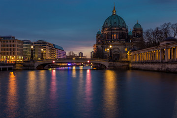 Fototapeta na wymiar Berliner Dom im Sonnenuntergang