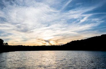 Colores del cielo al atardecer. Parque natural Lagunas de Ruidera. Ciudad Real- Albacete. España.