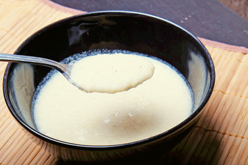 onion soup in Spanish in the black bowl