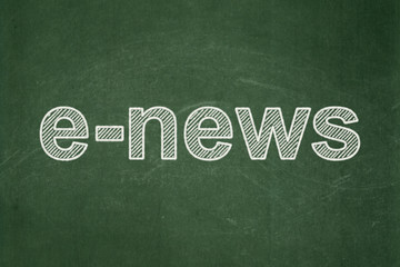 Obraz premium News concept: E-news on chalkboard background