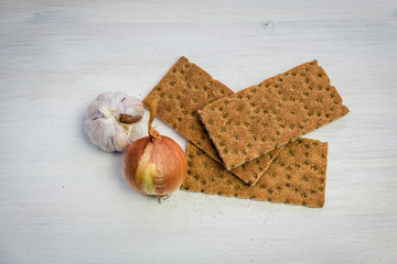 onion, garlic and bread