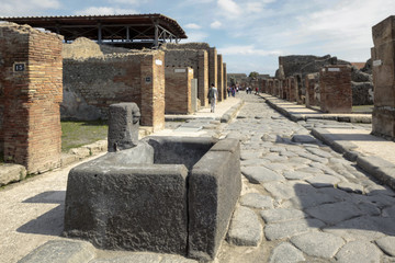 Pompei, fontana lungo la Via dell'abbondanza