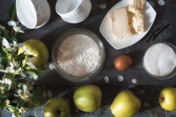 Obraz na płótnie Canvas Apples, flour, sugar for the Apple tarte tatena