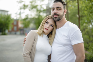 Fototapeta premium Couple close to a fence in a day