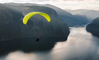 Foto auf Acrylglas Luftsport Gleitschirmschattenbild, das über Aurlandfjord, Norwegen fliegt