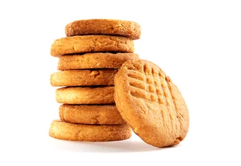 Fototapeten Hausgemachte runde Butterkekse oder Keks mit Erdnuss isoliert auf weißem Hintergrund © dizelen