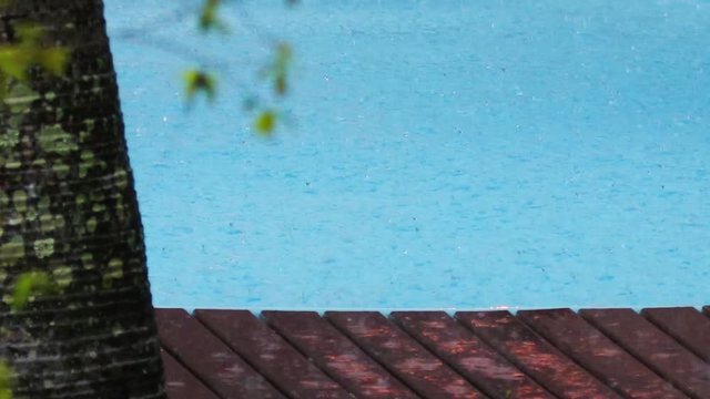 Chuva na piscina.