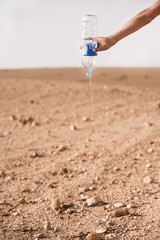 Fototapeta na wymiar bouteille d'eau vide et désert
