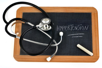 Hypertension écrit sur une ardoise sur laquelle est posé un stéthoscope