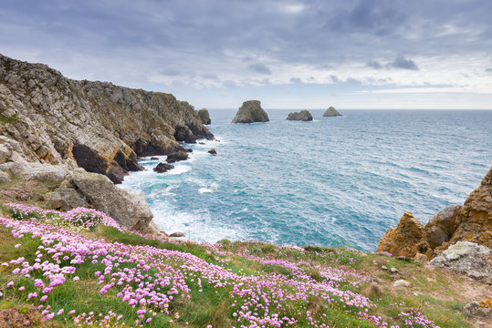 Panorama sur les Tas de Pois au bout de la Pointe de Pen-Hir depuis le GR34 &agrave; Camaret-Sur-Mer - Presqu'&Icirc;le de Crozon en Bretagne