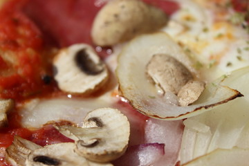 Pizza Salami, Pilze, Zwiebel 