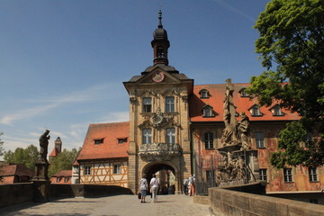 Bamberger Wahrzeichen: Obere Brücke und Brückenturm des Alten Rathauses im Herzen der Altstadt