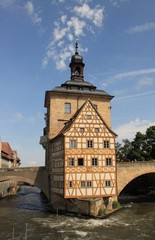 Fototapeta na wymiar Bamberger Wahrzeichen: Altes Rathaus zwischen dem Strom