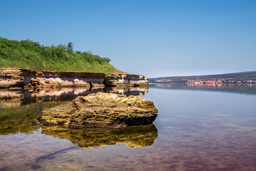 Felswand im See von Novigrad, Kroatien