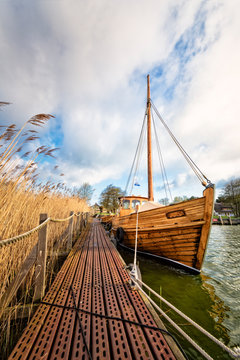 Fototapeta Zeesenboot (Segelboot) am Anlegesteg  